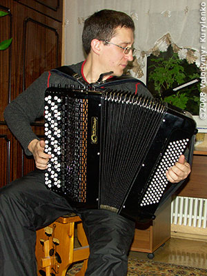 Volodymyr Kurylenko plays on new bayan "Yupiter"